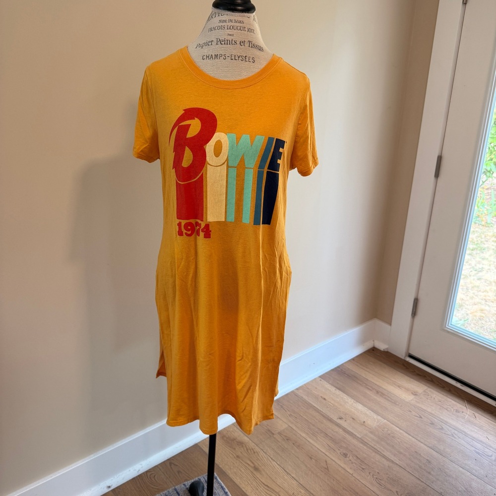 Bowie Women's Mustard "Bowie 1974" Long Split Side Short Sleeve Shirt Size L/XL